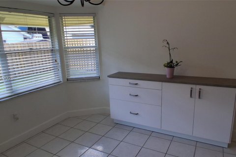 House in Sunrise, Florida 3 bedrooms, 128.39 sq.m. № 2077358 - photo 5