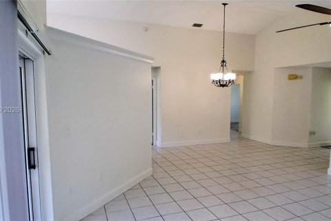 House in Sunrise, Florida 3 bedrooms, 128.39 sq.m. № 2077358 - photo 6
