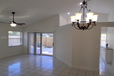 House in Sunrise, Florida 3 bedrooms, 128.39 sq.m. № 2077358 - photo 3