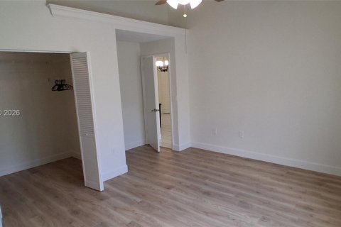 House in Sunrise, Florida 3 bedrooms, 128.39 sq.m. № 2077358 - photo 8