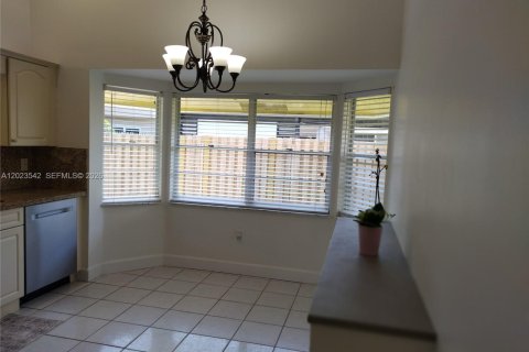 House in Sunrise, Florida 3 bedrooms, 128.39 sq.m. № 2077358 - photo 25