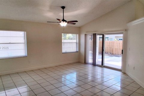 House in Sunrise, Florida 3 bedrooms, 128.39 sq.m. № 2077358 - photo 2