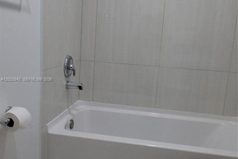 House in Sunrise, Florida 3 bedrooms, 128.39 sq.m. № 2077358 - photo 17