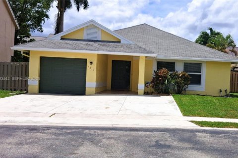 House in Sunrise, Florida 3 bedrooms, 128.39 sq.m. № 2077358