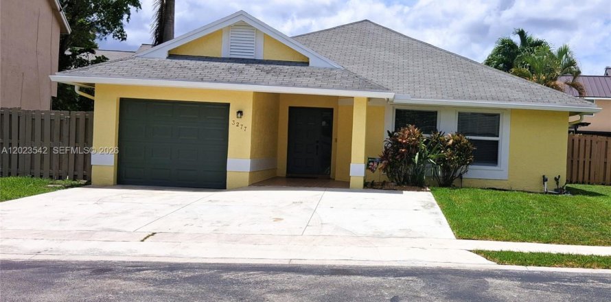 House in Sunrise, Florida 3 bedrooms, 128.39 sq.m. № 2077358