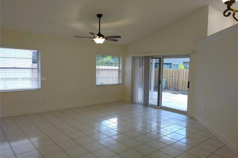 House in Sunrise, Florida 3 bedrooms, 128.39 sq.m. № 2077358 - photo 29