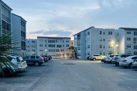 Condominio en venta en Lauderdale Lakes, Florida, 2 dormitorios, 93.83 m2 № 1863098 - foto 1