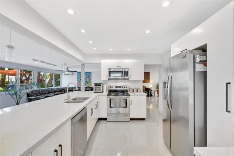 House in Fort Lauderdale, Florida 3 bedrooms, 182 sq.m. № 1814882 - photo 7