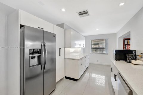 House in Fort Lauderdale, Florida 3 bedrooms, 182 sq.m. № 1814882 - photo 9