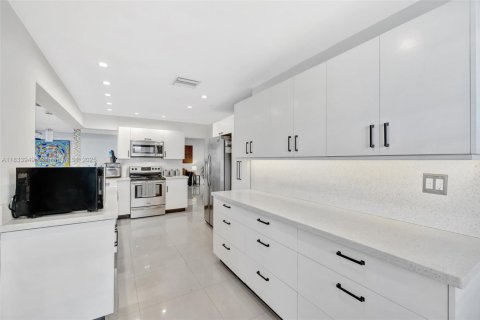 House in Fort Lauderdale, Florida 3 bedrooms, 182 sq.m. № 1814882 - photo 11