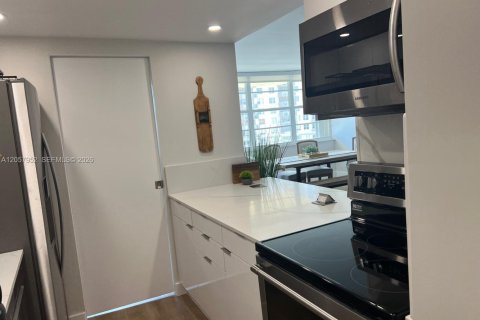 Condo in Sunny Isles Beach, Florida, 2 bedrooms № 2244711 - photo 17