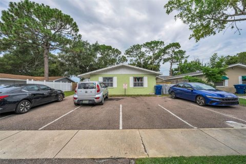Commercial property in Largo, Florida 5 bedrooms, 171.5 sq.m. № 2318421 - photo 13