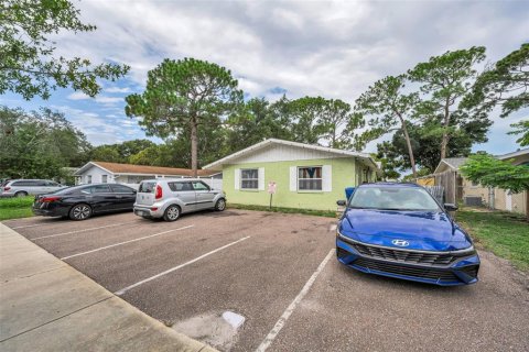 Commercial property in Largo, Florida 5 bedrooms, 171.5 sq.m. № 2318421 - photo 2