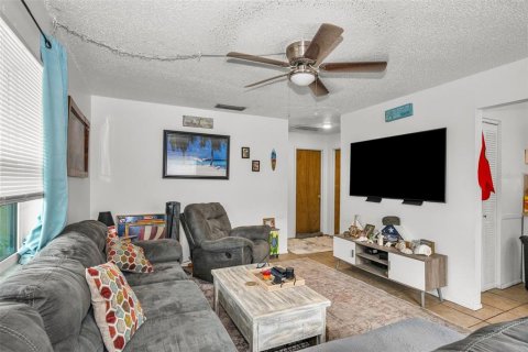 Commercial property in Largo, Florida 5 bedrooms, 171.5 sq.m. № 2318421 - photo 3
