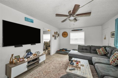 Commercial property in Largo, Florida 5 bedrooms, 171.5 sq.m. № 2318421 - photo 19