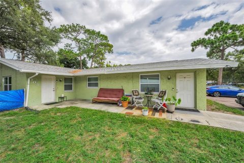 Commercial property in Largo, Florida 5 bedrooms, 171.5 sq.m. № 2318421