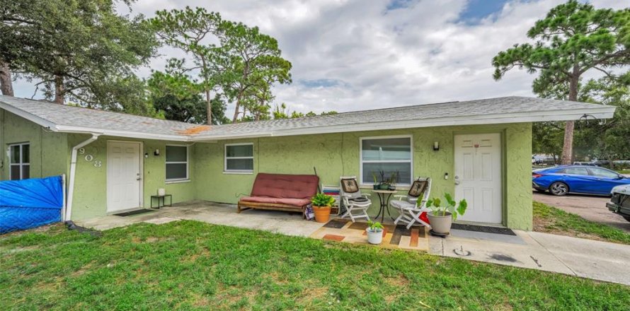 Commercial property in Largo, Florida 5 bedrooms, 171.5 sq.m. № 2318421