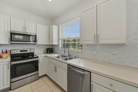 Townhouse in Port St. Lucie, Florida 3 bedrooms, 173.36 sq.m. № 2261147 - photo 18