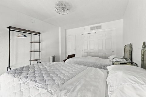 Condo in Saint Petersburg, Florida, 2 bedrooms № 2420533 - photo 22