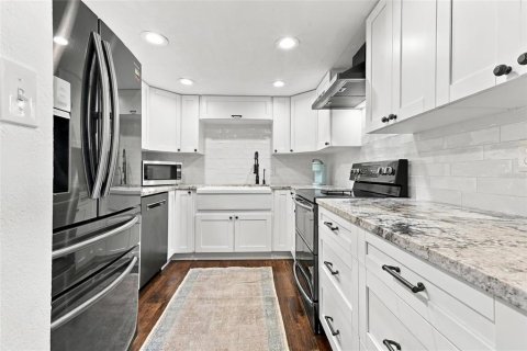 Condo in Saint Petersburg, Florida, 2 bedrooms № 2420533 - photo 9