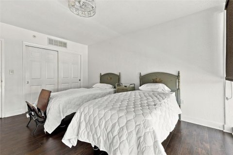 Condo in Saint Petersburg, Florida, 2 bedrooms № 2420533 - photo 21