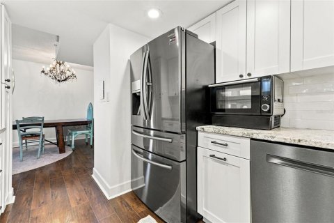 Condo in Saint Petersburg, Florida, 2 bedrooms № 2420533 - photo 13