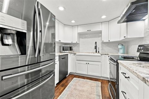 Condo in Saint Petersburg, Florida, 2 bedrooms № 2420533 - photo 11
