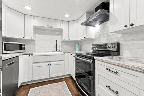 Condo in Saint Petersburg, Florida, 2 bedrooms № 2420533 - photo 10