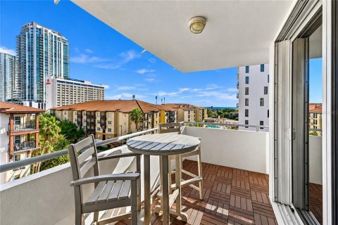 Condo in Saint Petersburg, Florida, 2 bedrooms № 2420533 - photo 25