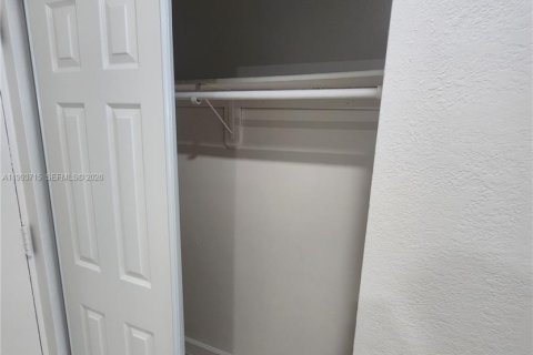 Apartamento en alquiler en Cutler Bay, Florida, 3 dormitorios, 20773.04 m2 № 2055491 - foto 4