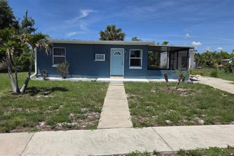 House in Port Charlotte, Florida 2 bedrooms, 60.2 sq.m. № 2104962