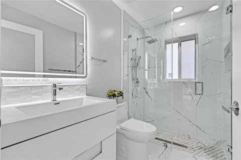 Casa en alquiler en Miami, Florida, 4 dormitorios, 180.04 m2 № 1953610 - foto 30