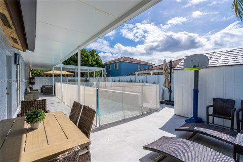 Casa en alquiler en Miami, Florida, 4 dormitorios, 180.04 m2 № 1953610 - foto 12