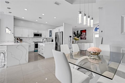 Casa en alquiler en Miami, Florida, 4 dormitorios, 180.04 m2 № 1953610 - foto 23