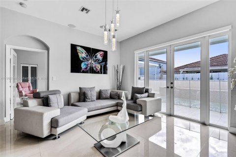 Casa en alquiler en Miami, Florida, 4 dormitorios, 180.04 m2 № 1953610 - foto 28