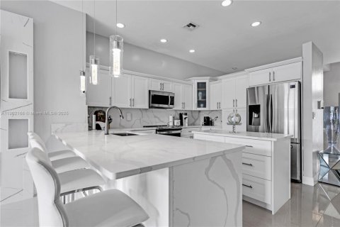 Casa en alquiler en Miami, Florida, 4 dormitorios, 180.04 m2 № 1953610 - foto 10