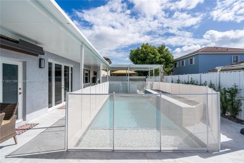 Casa en alquiler en Miami, Florida, 4 dormitorios, 180.04 m2 № 1953610 - foto 13