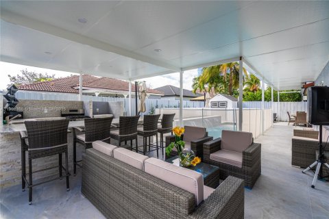Casa en alquiler en Miami, Florida, 4 dormitorios, 180.04 m2 № 1953610 - foto 15