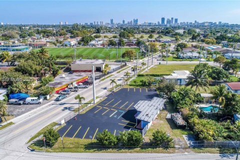Propiedad comercial en Hallandale Beach, Florida № 2034487