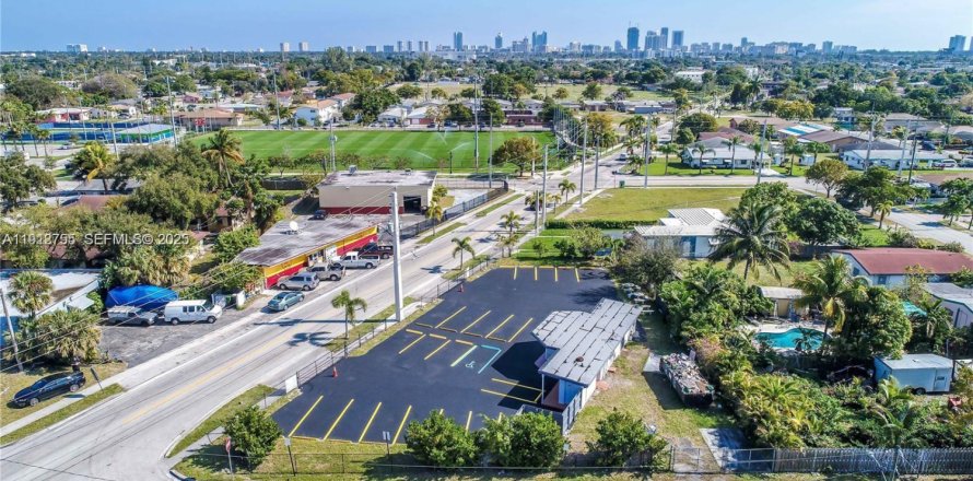 Commercial property in Hallandale Beach, Florida № 2034487