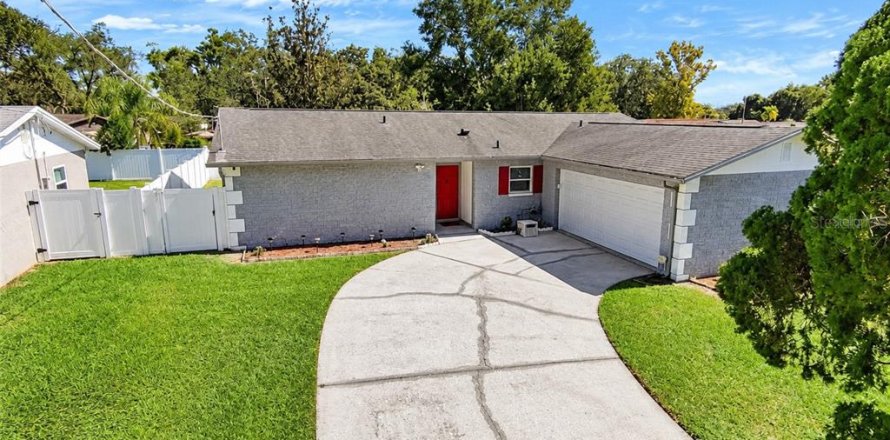 House in Brandon, Florida 3 bedrooms, 139.26 sq.m. № 2428751