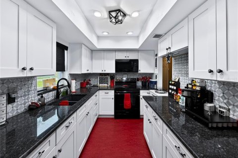 House in Brandon, Florida 3 bedrooms, 139.26 sq.m. № 2428751 - photo 8
