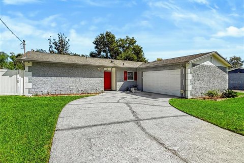House in Brandon, Florida 3 bedrooms, 139.26 sq.m. № 2428751 - photo 2