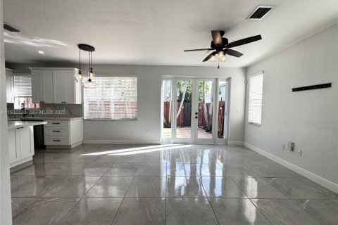 Villa ou maison à vendre à Miami, Floride: 4 chambres, 192.68 m2 № 1992019 - photo 16