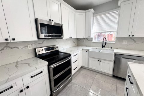 Villa ou maison à vendre à Miami, Floride: 4 chambres, 192.68 m2 № 1992019 - photo 13