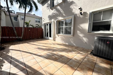 Villa ou maison à vendre à Miami, Floride: 4 chambres, 192.68 m2 № 1992019 - photo 6
