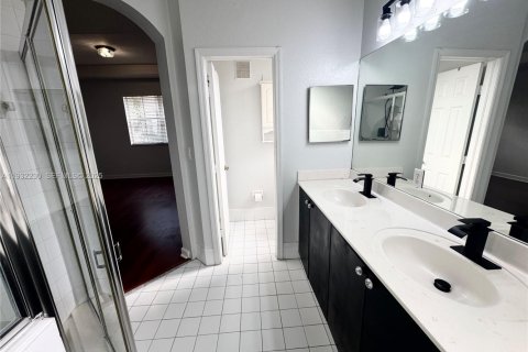Villa ou maison à vendre à Miami, Floride: 4 chambres, 192.68 m2 № 1992019 - photo 26