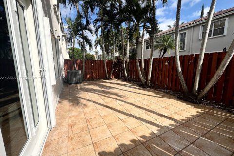 Villa ou maison à vendre à Miami, Floride: 4 chambres, 192.68 m2 № 1992019 - photo 4