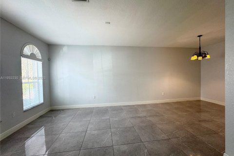 Villa ou maison à vendre à Miami, Floride: 4 chambres, 192.68 m2 № 1992019 - photo 10