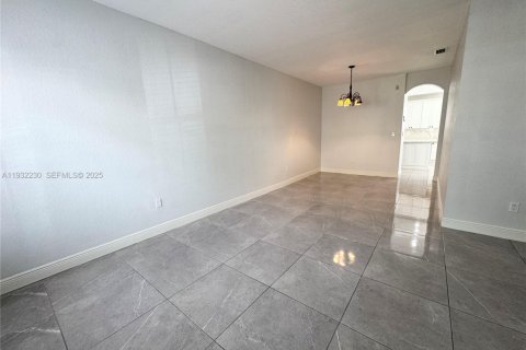 Villa ou maison à vendre à Miami, Floride: 4 chambres, 192.68 m2 № 1992019 - photo 11